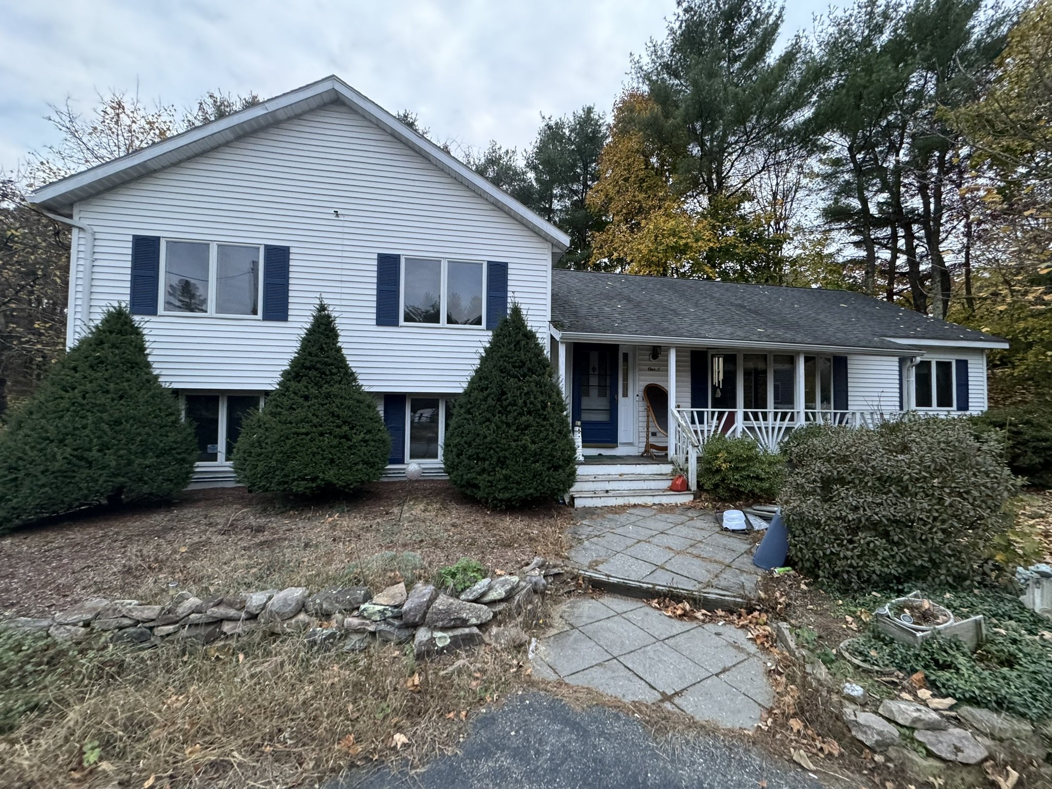 The late-1980s house at 1A Meadowvale Road before renovation
